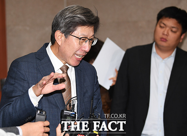 박형준 혁신통합추진위원장이 9일 오후 국회 정론관 앞에서 취재진과 대화하는 모습. /배정한 기자