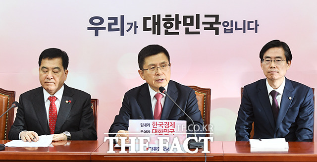 한국당 내에서도 '3원칙'을 받아들여야 한다는 이야기가 나오면서 의견이 갈리고 있다. 지난 6일 국회에서 열린 한국당 최고위에 황 대표와 심재철 원내대표, 조경태 최고위원이 참석한 모습. /배정한 기자