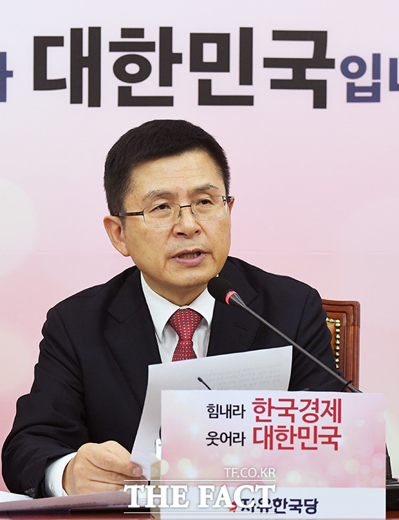 새로운보수당은 황교안 자유한국당 대표를 향해 '3원칙'에 대한 공식 선언을 해달라고 요청했다. 지난 6일 한국당 최고위원회의에서 황 대표가 발언하고 있다. /배정한 기자