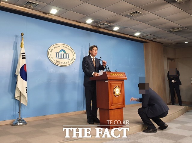 박형준 혁통추 위원장은 9일 국회 정론관에서 기자회견을 열고 중도·보수 대통합을 위한 세 키워드로 '혁신', '확장’, '미래'를 제시했다. /허주열 기자