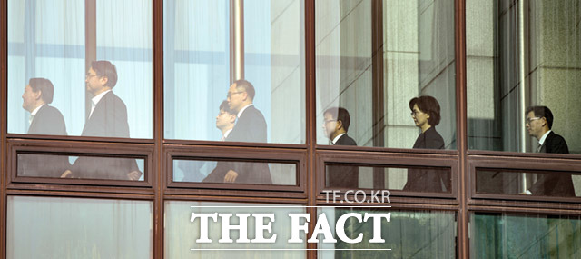 윤석열 검찰총장과 강남일 차장, 한동훈 반부패·강력부장, 이원석 기조부장(왼쪽부터)등과 참모들이 10일 오후 서울 서초구 대검찰청 본관에서 점심식사를 하기 위해 구내식당으로 향하고 있다. /임세준 기자