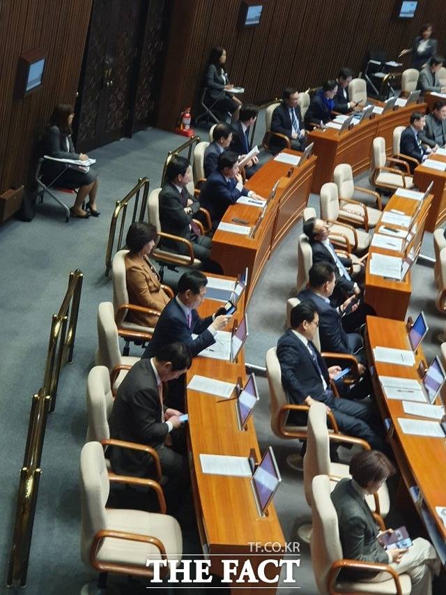 추미애 법무부 장관이 9일 열린 국회 본회의에 참석해 신보라 자유한국당 의원의 '청년기본법' 관련 토론을 지켜보고 있다. /박숙현 기자