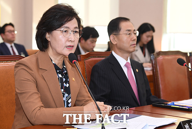 추미애 법무부 장관(왼쪽)이 9일 오후 서울 여의도 국회에서 열린 법제사법위원회 전체회의에 출석해 의원들의 질의에 답변을 하고 있다. / 국회=배정한 기자