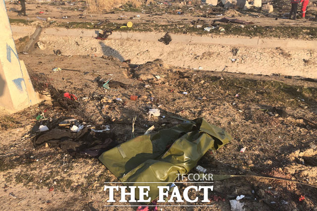 이란이 우크라이나 여객기를 실수로 격추했다고 공식 인정했다. 사진은 우크라이나 여객기 추락 후 잔해가 흩어져 있는 모습 /AP.뉴시스
