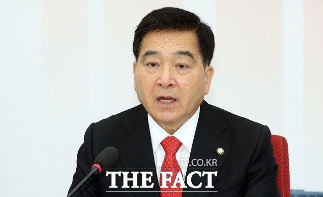 심재철 한국당 원내대표가 지난 8일 국회에서 기자간담회를 열고 "민주당 의원 6명이 내각에 포진한 상황에서 선거 중립을 기대할 수 없다"며 "즉각 의원직을 사퇴해야 한다"고 촉구했다. /뉴시스