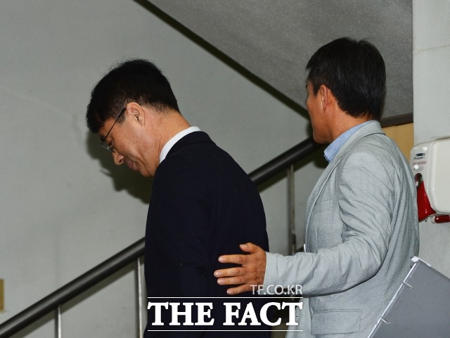 대법원 자료를 불법 반출, 파기한 혐의를 받는 유해용 전 대법원 수석재판연구관이 지난해 9월 20일 오전 서울 서초구 서울중앙지방법원에서 열리는 영장실질심사에 출석하고 있다. /이동률 기자