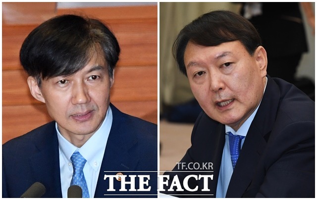 문재인 대통령은 14일 청와대에서 열린 신년 기자회견에서 윤석열(오른쪽) 검찰총장을 신임하면서도 최근 검찰 고위급 인사 과정에서 발생한 '항명' 논란에 대해 비판의 목소리를 냈다. 반면 조국 전 법무부 장관에 대해서는 안타까운 마음을 드러냈다. /배정한 기자