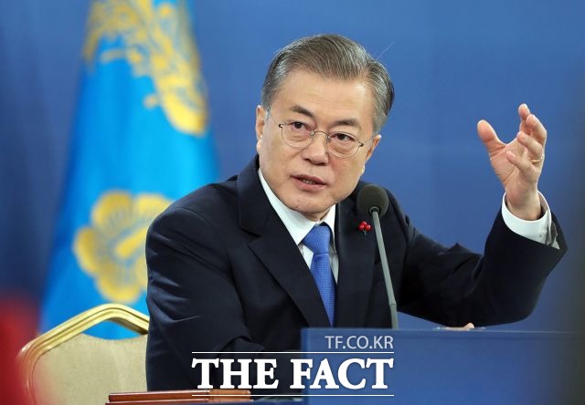 문재인 대통령은 14일 "윤석열 검찰총장이 검찰 조직 문화를 고쳐 나가는 것까지 앞장서면 국민 신뢰를 더 받을 것"이라고 말했다. /청와대 제공