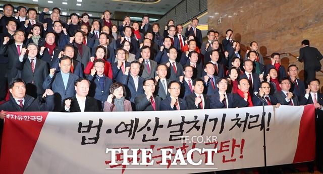 자유한국당 심재철 원내대표를 비롯한 의원들이 13일 저녁 국회에서 열린 본회의 중 나와 로텐더홀 계단에서 범여권의 '법·예산안 날치기 처리'를 규탄하고 있다. /뉴시스