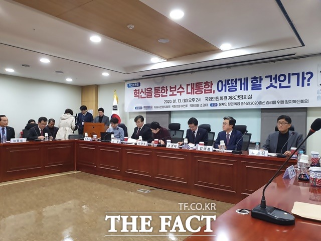 13일 오후 국회의원회관에서 '혁신을 통한 보수대통합, 어떻게 할 것인가' 토론회가 진행되고 있다. /허주열 기자