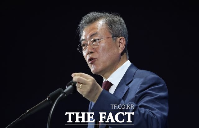 문재인 대통령은 14일 법무부 장관과 검찰총장의 인사 논란과 관련해 "수사권은 검찰에 있지만 인사권은 장관과 대통령에게 있다. 장관과 대통령의 인사권도 존중돼야한다"라고 말했다. /청와대 제공