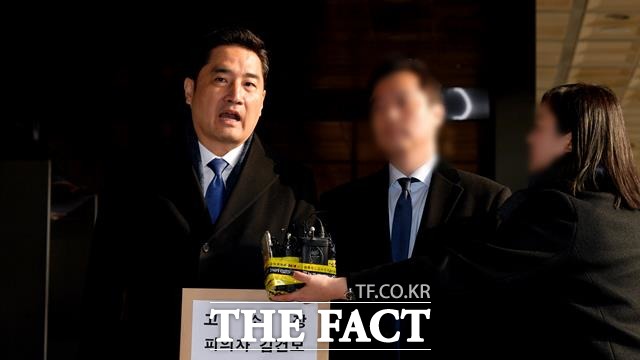 가수 김건모의 성폭행 의혹 및 폭행논란은 폭로 당사자가 강용석 변호사라는 사실만으로 더 뜨거운 관심을 받았다. 사진은 지난해 김건모의 성폭행 의혹관련 고소장 제출 당시 강용석 변호사. /이덕인 기자