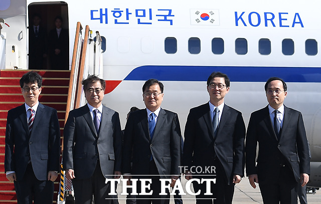 문재인 대통령 참모들이 대거 이번 총선 출마를 선언하면서 '청와대 프리미엄'에 대한 예비 후보자들의 불만 목소리가 나온다. 최근 윤건영(왼쪽 끝) 청와대 국정상황실장도 서울 구로을 출마가 확정적인 것으로 알려졌다. 2018년 3월 대북 특사단을 배웅하는 윤 실장. /이새롬 기자