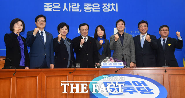 민주당은 이낙연 전 국무총리의 입당과 함께 총선 준비에 박차를 가하고 있다. 14일 민주당의 여덟 번째 영입 인사인 이소영 변호사와 이해찬 대표 등이 기념촬영을 하고 있다./국회=남윤호 기자
