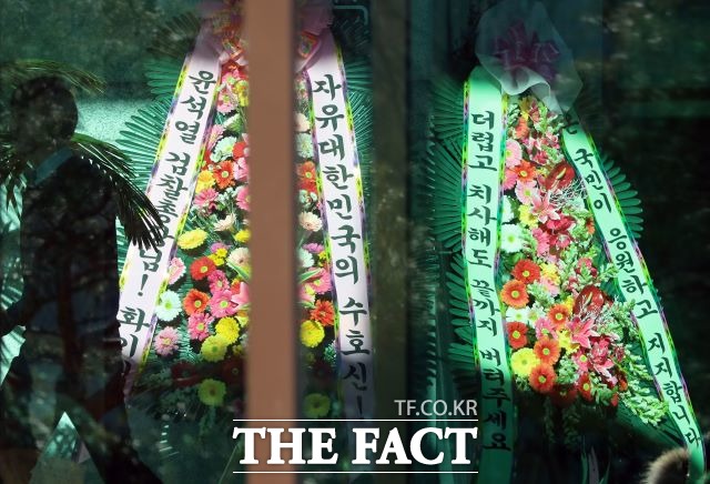 윤석열 검찰총장 지지자들이 보낸 화환이 15일 오전 서울 서초구 대검찰청 로비에 놓여 있다. /뉴시스