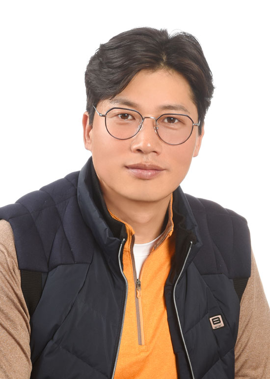 'LG 의인상'을 받는 김진운 씨는 전남 여수시에서 사고로 바다에 추락한 트럭에서 여성 2명을 구조했다. /LG 제공