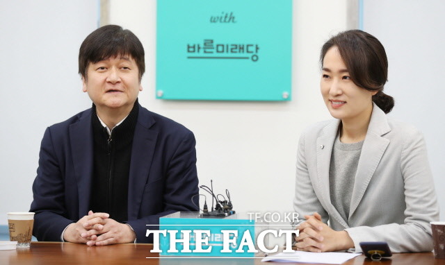 안철수 국민의당 전 대표가 오는 19일 귀국할 예정인 가운데 바른미래당 김수민 의원과 김도식 전 비서실장이 16일 서울 여의도 국회에서 안 전 대표의 귀국 회견 일정을 설명했다. /뉴시스