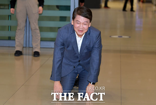 정계 복귀를 선언한 안철수 전 바른미래당 의원이 19일 오후 인천국제공항 제1터미널 입국장을 나서며 큰절을 하고 있다. /이덕인 기자