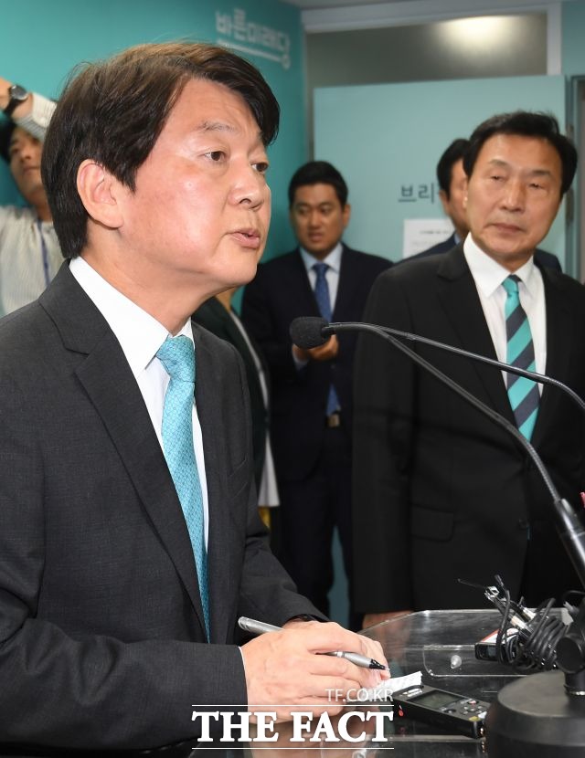 총선을 앞두고 호남을 중심으로 통합 논의가 나오는 가운데 안철수 전 국민의당 대표와 손학규 바른미래당 대표의 만남에 관심이 몰리고 있다. 지난 2018년 지방선거 후 안 전 대표와 손 대표의 모습. /더팩트 DB