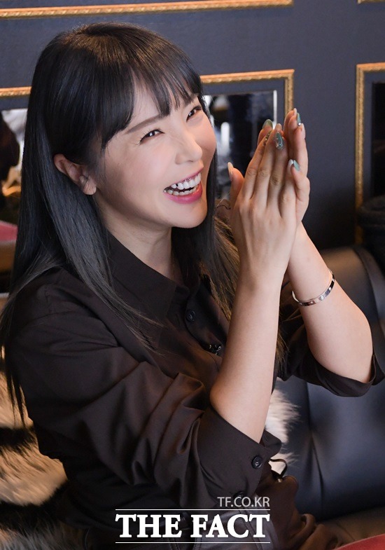 엔돌핀 내뿜는 싱싱한 에너지. 새해 첫 인터뷰에 나선 홍진영은 6개월의 공백을 가진 뒤 더 싱싱한 에너지로 충만한듯 보였다. /김세정 기자