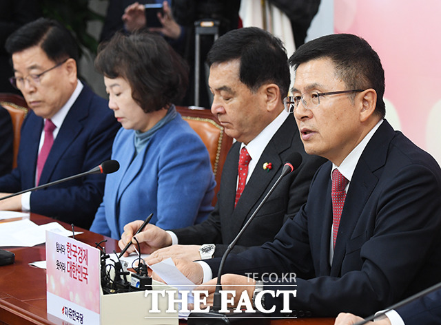 보수통합의 '큰 축'으로 불리는 자유한국당과 '중도 보수' 새로운보수당 사이에 이견이 드러나면서 논의는 주도권 다툼으로 번지고 있다. 지난 6일 열린 한국당 최고위 회의. /배정한 기자