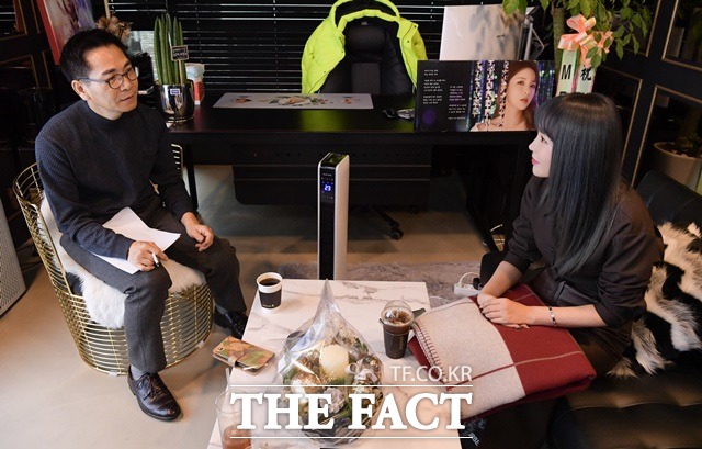 2년 만에 스페셜인터뷰이로 필자와 다시 만난 홍진영은 "원래 어려서부터 예쁜 커피숍을 하고 싶었는데 일과 휴식을 병행할 공간이 생겨 대만족"이라고 했다. 인터뷰는 지난 17일 서울 강남구 논현동 홍진영의 소속사 IMH엔터테인먼트에서 2시간 동안 진행됐다. /김세정 기자