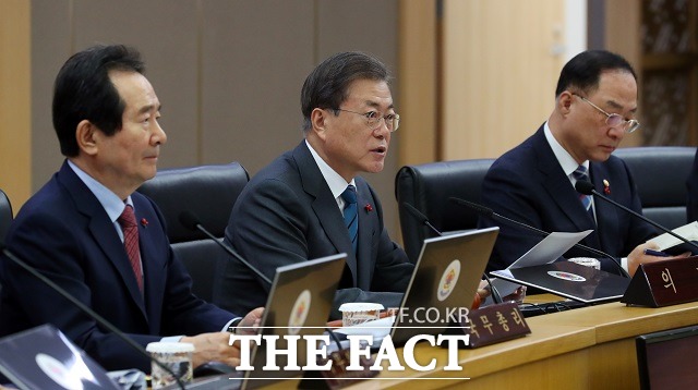 문재인 대통령이 21일 세종시 정부세종청사에서 열린 국무회의에 참석해 발언하고 있다. /뉴시스