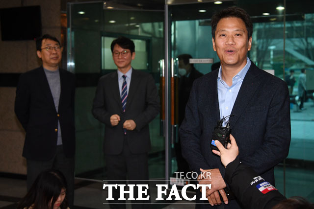 임종석 전 대통령 비서실장이 지난 3월 이해찬 민주당 대표와 오찬이 예정된 서울 여의도의 한 식당 앞에서 취재진 질문에 답하는 모습. 왼쪽부터 윤영찬 전 국민소통수석, 권혁기 전 춘추관장, 임 전 실장. /남윤호 기자