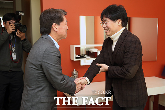 안철수 전 국민의당 대표(왼쪽)는 손학규 바른미래당 대표, 자유한국당과 새로운보수당의 러브콜을 받고 있지만 만남은 아직 정해지지 않았다. 안 전 대표가 지난 21일 김경률 전 참여연대 공동집행위원장을 만나 인사하는 모습. /배정한 기자