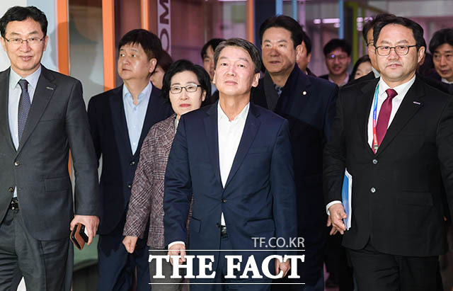 안철수 전 국민의당 대표(가운데)의 행보에 대해 박지원 대안신당 의원은 "전의 습관 그대로 편리한 사항을 이야기하고 있다"고 지적했다. 안 전 대표가 지난 22일 안산시 단원구 청년창업사관학교를 찾은 모습. /김세정 기자