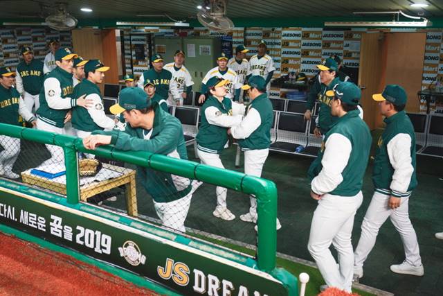 한 야구 관계자는 <더팩트>에 "더그아웃에서 코치진들이 싸우는 모습은 비현실 적이다"라고 말했다. 위 사진은 방송 첫 회 드림즈 코치진이 주먹다짐하는 모습이다. /SBS 제공