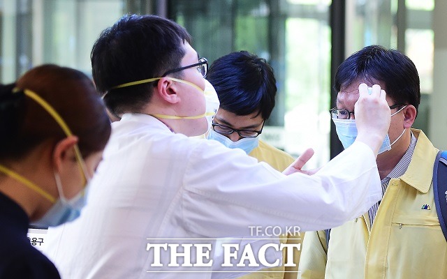 23일 현재까지 확진 환자는 35세 중국인 여성 1명이다. 이 환자는 격리돼 치료를 받고 있다. 2015년 유행한 메르스로 국민 38명이 숨진 사례가 있어 이번 '우한 폐렴' 확산 가능성에 대한 우려가 크다. 사진은 기사 내용과 무관함. /더팩트 DB