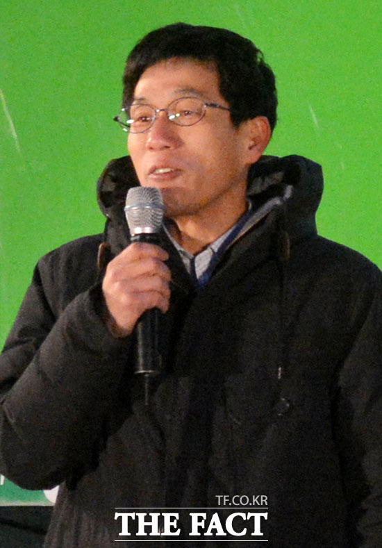 진중권 전 동양대 교수는 26일 페이스북에 '노 대통령 단상'으로 시작하는 글과 함께 자신의 2007년 신문 기고문을 올리며 "민주당 사람들과 지지자들, 내 기억에 따르면 이분들, 정작 노무현 정권이 어려웠을 때는 노 전 대통령에게 손가락질했다"라고 비판했다. /더팩트 DB