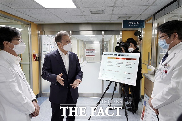 청와대는 문 대통령의 지시에 따라 국정상황실장 주재로 일일 상황회의를 개최한다. 28일 오전 '우한 폐렴' 대응 의료기관인 서울 중구 국립중앙의료원 음압 격리병동을 방문해 현장 대응체계를 점검하는 문 대통령. /청와대 제공