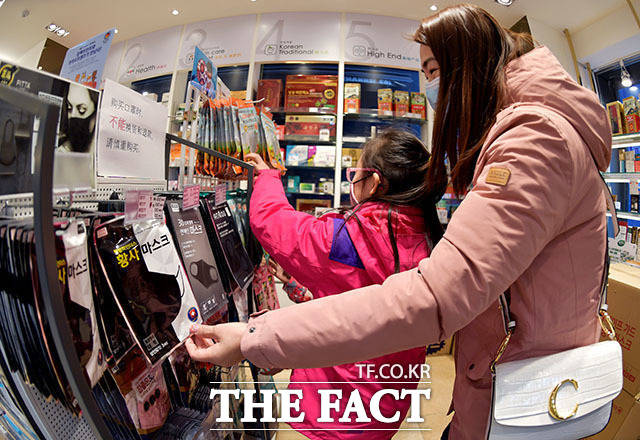 중국 우한에서 발원한 신종 코로나바이러스 감염증(우한폐렴)으로 인한 중국 내 사망자가 100명을 넘어선 가운데 서울 중구 명동거리의 한 약국에서 유커가 마스크를 구매하고 있다./이덕인 기자