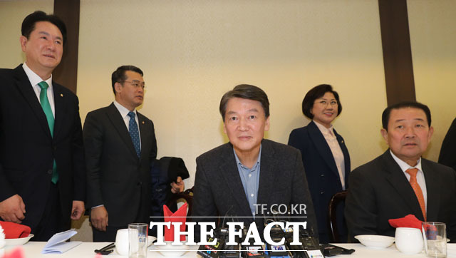 안철수계 의원들과 당권파 의원들의 이견이 드러난 가운데 손학규 당 대표의 기자회견에 관심이 몰리고 있다. 왼쪽부터 이동섭 원내대표 권한대행, 임재훈 사무총장, 안 전 공동대표, 최도자 의원, 박주선 의원. /남윤호 기자