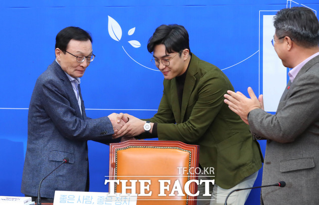 원 씨가 자진 총선 불출마를 선언했지만 논란의 여파는 인재영입을 전담한 이해찬 민주당 대표 등 인재영입위 전반으로 확산될 조짐이다. 지난달 29일 원 씨와 악수하는 이 대표. /뉴시스