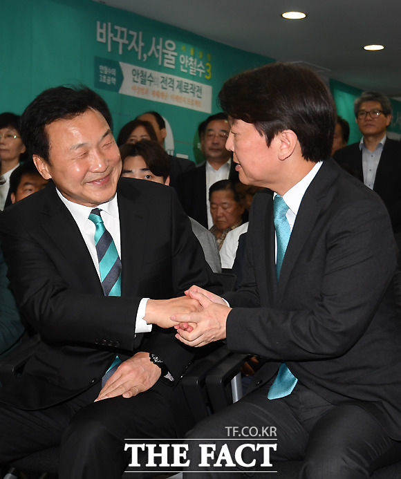 한때 정치 행보를 같이 했던 안 전 대표와 손 대표는 바른미래당 거취 문제를 놓고 이견을 보이며 다른 노선을 선택하게 됐다. 손 대표는 안 전 대표의 탈당을 놓고 "정치인의 바람직한 자세가 아니"라고 비판했다. /더팩트 DB