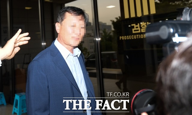 조국(55) 법무부 장관 가족이 투자한 사모펀드 운용사 코링크프라이빗에쿼티 '자금줄'이라는 의혹을 받는 자동차 부품업체 익성의 이모 회장이 지난해 9월 25일 오후 서울 서초구 서울중앙지검에서 검찰 조사를 받던 중 휴식을 위해 잠시 밖으로 나오고 있다. /김세정 기자