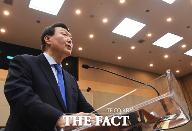 윤석열 검찰총장이 31일 대검찰청에서 열린 상반기 검사 전출식에서 인사 대상이 된 검사들을 향해 "책상을 바꾼 것에 불과하지 본질적 책무는 바뀌는 것이 없다"며 위로했다. 사진은 지난해 10월17일 대검찰청에서 열린 국회 법제사법위원회 대검 국정감사에서 업무보고를 하고 있는 윤 총장의 모습. /배정한 기자