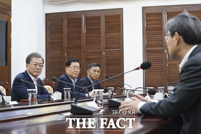문재인 대통령이 2일 오후 청와대에서 신종 코로나바이러스 감염증 관련 감염병 전문가의 의견을 청취하고 있다. /청와대 제공