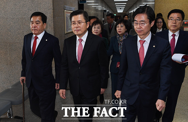 황 대표의 출마 지역구로는 이낙연 전 국무총리가 출마하는 종로 이외에도 서울 양천구갑, 영등포구을, 경기 용인병이 유력하게 검토되고 있는 것으로 알려졌다. 지난달 30일 최고위 회의 들어서는 심재철 원내대표와 황 대표, 조경태 최고위원(왼쪽부터) /배정한 기자