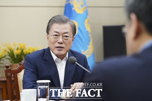 문재인 대통령은 2일 청와대에서 방역전문가들과 만나 감염 확신 방지에 대한 의견을 청취했다. 문 대통령은 이 자리에서 "지금부터 대응이 더욱 중요하다"고 강조했다. /청와대 제공