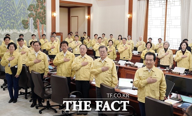 문재인 대통령과 국무위원들이 4일 '신종 코로나바이러스 대응 국무회의'에 앞서 국민의례를 하는 모습. /청와대 제공