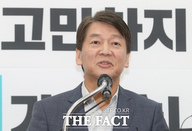 안 전 대표는 21대 총선 전망을 낙관적으로 보고 있지만, 그에 대한 호감도는 다른 대권주자에 비해 상대적으로 낮게 나타났다. 지난달 29일 바른미래당 탈당을 선언한 안 전 대표. /뉴시스