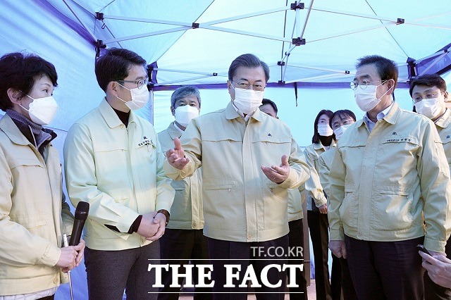 문재인 대통령이 5일 오전 서울 성동구보건소를 찾아 신종 코로나바이러스 대응체계를 점검하고 있다. 왼쪽부터 김경희 성동구보건소장, 정원오 성동구청장, 문 대통령, 박원순 서울시장. /청와대 제공