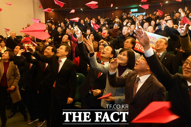 한선교 미래한국당 대표와 황교안 한국당 대표 등 한국당 관계자들이 5일 오후 국회도서관 대강당에서 열린 미래한국당 중앙당 창당대회에 참석해 행사 말미 종이비행기를 날리고 있다. /남윤호 기자