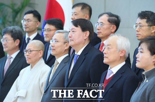 윤석열 검찰총장이 5일 서울 서초구 대검찰청에서 열린 검찰인권위원회 위촉식에서 위원들과 기념촬영하고 있다. /뉴시스