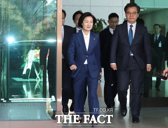 추미애 법무부 장관이 6일 오전 대검찰청 방문을 마친 뒤 구본선 대검 차장(오른쪽)과 나오고 있다. /뉴시스