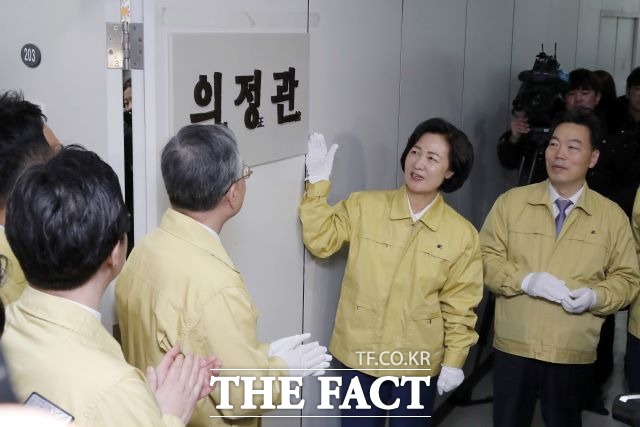 추미애 법무부장관이 6일 오전 서울고등검찰청 내 2층에 마련된 법무부 대변인실 사무실 '의정관' 개소식에 참석해 현판식을 하고 있다. /뉴시스